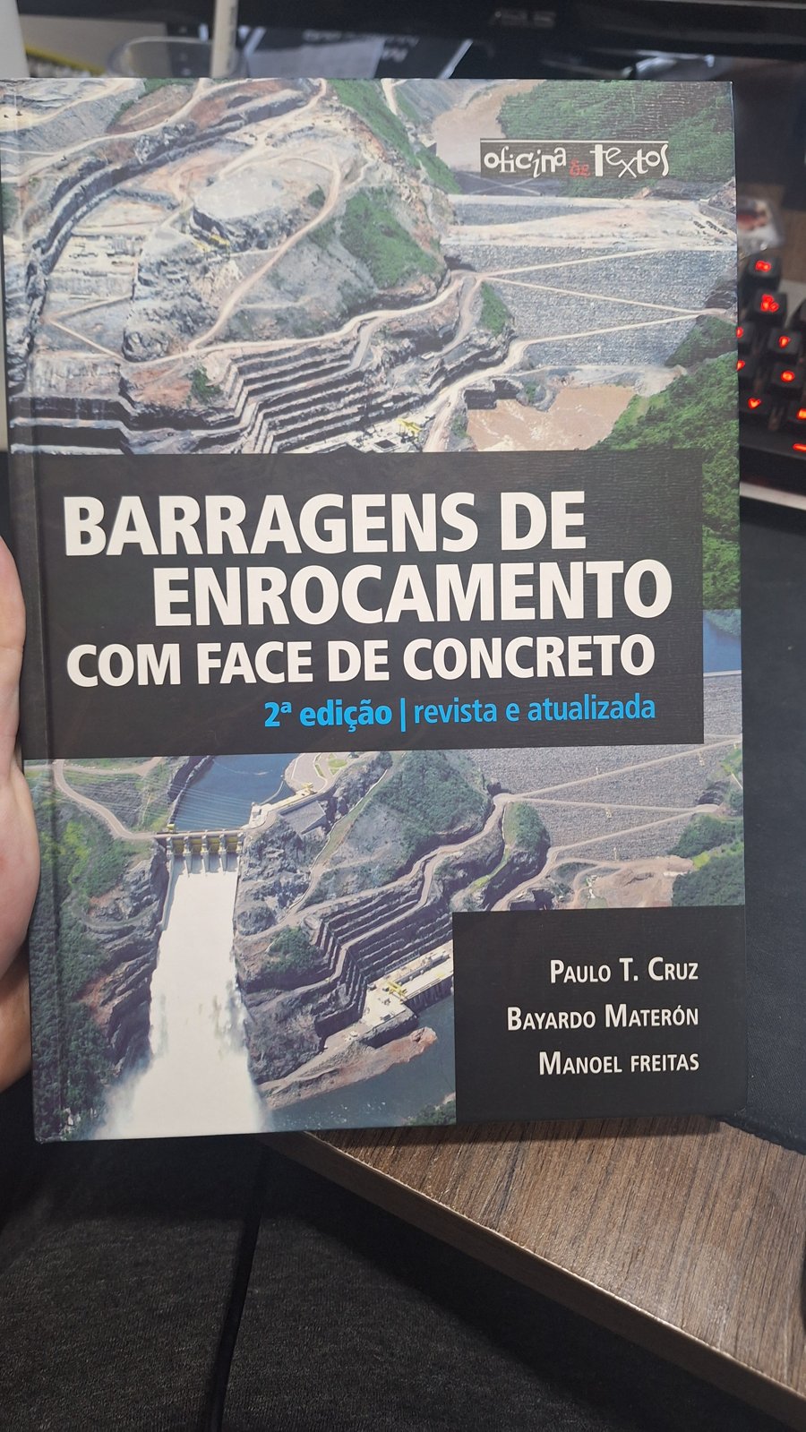 Livro Barragens de Enrocamento com Face de Concreto, de Cruz, Materón e Freitas (Oficina de Textos)